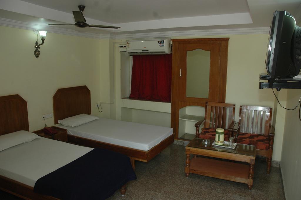 Hotel Vijayabhanu Визакхапатнам Екстериор снимка